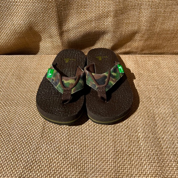 Sanuk Size 8/9 Camo Flip Flops - Picture 2 of 5